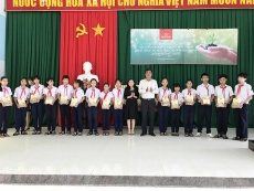 3 triệu cuốn vở của Hung Thinh Corp đã đến tận tay các em học sinh vùng lũ miền Trung