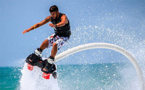 Trình diễn flyboard trên biển tại Khánh Hòa dịp 30/4